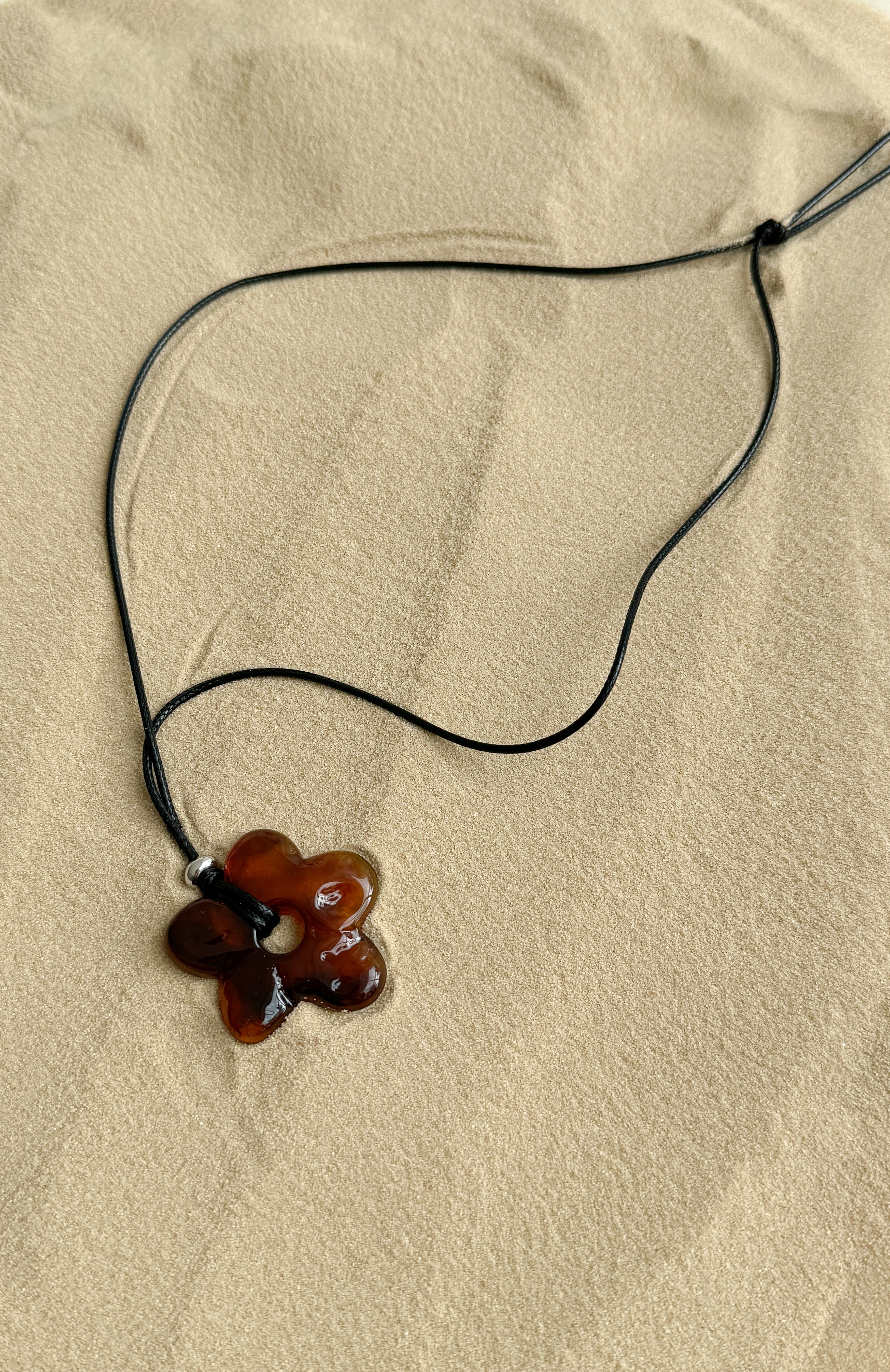 White Fox Xavia Necklace Black/Amber